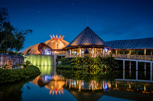 One of the most iconic stagings in the entire Riviera Maya, it celebrates the magic of one of the oldest and most emblematic artistic expressions in the world: theater.